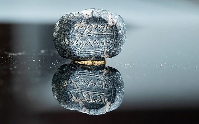 تم العثور على ختم "ناثان ميليخ / خادم الملك" في القدس في هيكل سليمان. (Eliyahu Yanai, City of David)