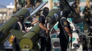 عناصر من حركة الجهاد الإسلامي خلال مسيرة عسكرية في مدينة غزة، 4 أكتوبر، 2018.  (Anas Baba/AFP PHOTO)
