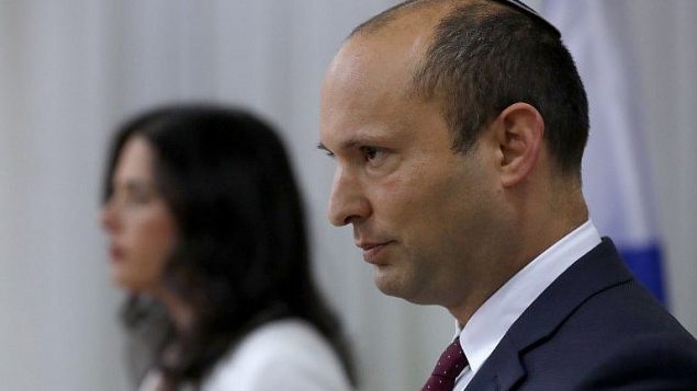 وزيرة العدل، أيليت شاكيد، إلى اليسار، ووزير التعليم نفتالي بينيت يعلنان تأسيس حزب "اليمين الجديد" في مؤتمر صحفي في تل أبيب في 29 ديسمبر 2018. (Jack Guez/AFP)