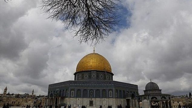 مصلون مسلمون فلسطيينون يسيرون من أمام قبة الصخرة في المسجد الأقصى، القدس القديمة، 1 مارس، 2019، قبل صلاة يوم الجمعة.  (Ahmad Gharabli/AFP)