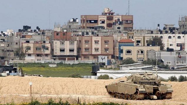 دبابة قتال "ميركافا" إسرائيلية بالقرب من الحدود مع قطاع غزة بالقرب من كيبوتس ناحال عوز في جنوب إسرائيل، 15 مارس 2019. (Jack Guez/AFP)