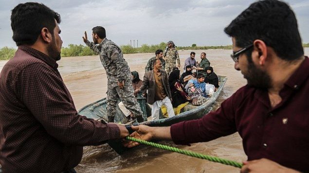 جنود إيرانيون يساعدون مدنيون في منطقة تعاني من فيضانات بالقرب من مدينة الأهواز، 31 مارس 2019 (Mehdi Pedramkhoo / TASNIM NEWS / AFP)