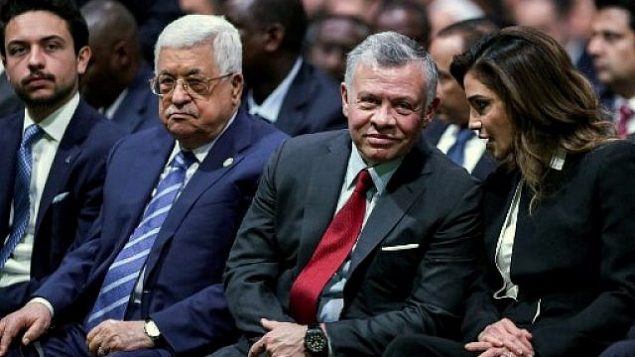 (من اليمين إلى اليسار) الملكة رانية، ملك الأردن عبد الله الثاني، رئيس السلطة الفلسطينية محمود عباس، وولي العهد الأردني الأمير حسين خلال حضورهم حفل افتتاح المنتدى الاقتصادي العالمي للشرق الأوسط وشمال أفريقيا لعام 2019، في مركز الملك حسين للمؤتمرات في البحر الميت، في الأردن، 6 أبريل، 2019.  ( Khalil MAZRAAWI / AFP)