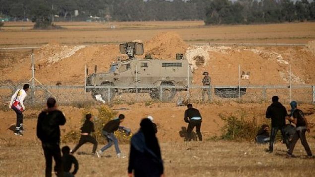 مواجهة فلسطينيون للقوات الإسرائيلية بالقرب من الحدود مع إسرائيل، شرق خان يونس في جنوب قطاع غزة، في 12 أبريل 2019. (Said KHATIB / AFP) مواجهة فلسطينيون للقوات الإسرائيلية بالقرب من الحدود مع إسرائيل، شرق خان يونس في جنوب قطاع غزة، في 12 أبريل 2019. (Said KHATIB / AFP)