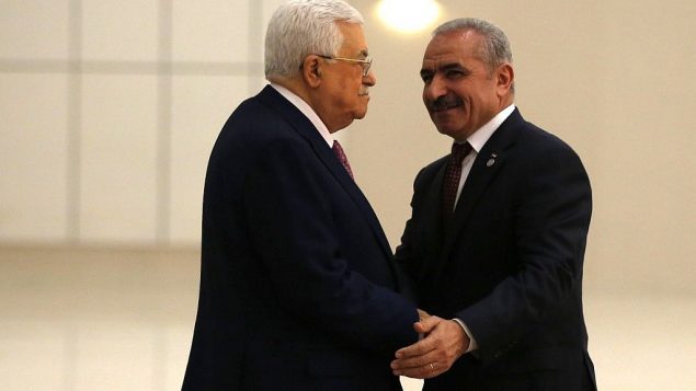 رئيس السلطة الفلسطينية محمود عباس يصافح رئيس الوزراء الفلسطيني المكلف الجديد محمد اشتية، في مدينة رام الله في الضفة الغربية، 13 ابريل 2019 (Abbas Momani/AFP) رئيس السلطة الفلسطينية محمود عباس يصافح رئيس الوزراء الفلسطيني المكلف الجديد محمد اشتية، في مدينة رام الله في الضفة الغربية، 13 ابريل 2019 (Abbas Momani/AFP)