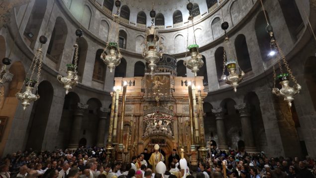 المدبر الرسولي لبطريركية اللاتين في القدس بيار باتيستا بيتسابالا يقود صلاة الفصح في كنيسة القيامة بالقدس القديمة، 21 ابريل 2019 (GALI TIBBON / AFP)
