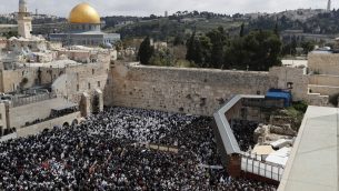 مصلون يهودي يشاركون بمراسيم بركة الكهنة التي تجرى خلال عيد الفصح العبري في حائط المبكة في القدس، 22 ابريل 2019 (Thomas COEX / AFP)