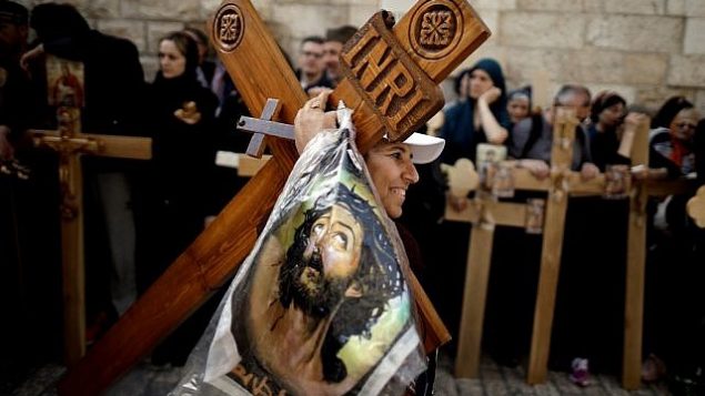 مسيحيون أرثوذكسيون من صربيا يحتفلون بيوم الجمعة العظيمة في طريق الآلام في البلدة القديمة في القد ، في 26 أبريل 2019. (Thomas Coex/AFP)