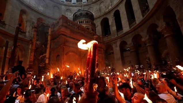 مصلون مسيحيون اورثوذكس في كنيسة القيامة بالقدس، خلال احتفالات سبت النور، 27 ابريل 2019 (GALI TIBBON / AFP) مصلون مسيحيون اورثوذكس في كنيسة القيامة بالقدس، خلال احتفالات سبت النور، 27 ابريل 2019 (GALI TIBBON / AFP)