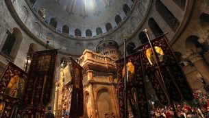 مصلون مسيحيون اورثوذكس في كنيسة القيامة بالقدس، خلال احتفالات سبت النور، 27 ابريل 2019 (GALI TIBBON / AFP)