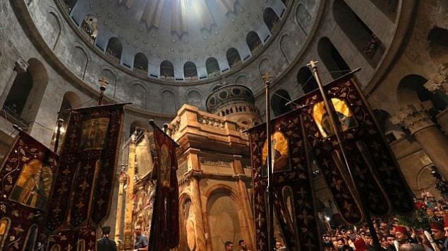 مصلون مسيحيون اورثوذكس في كنيسة القيامة بالقدس، خلال احتفالات سبت النور، 27 ابريل 2019 (GALI TIBBON / AFP) مصلون مسيحيون اورثوذكس في كنيسة القيامة بالقدس، خلال احتفالات سبت النور، 27 ابريل 2019 (GALI TIBBON / AFP)