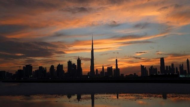 صورة لأفق دبي مع برج خليفة، أطول برج في العام في وسط الصورة، مع غياب الشمس فوق دبي، الإمارات العربية المتحدة، 4 أبريل، 2016. (AFP/Karim Sahib)