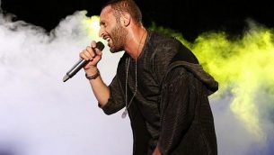 يغني مغني الراب العربي الإسرائيلي تامر نفار على خشبة المسرح خلال مهرجان في مدينة سخنين العربية-الإسرائيلية في 23 أكتوبر / تشرين الأول 2016. (AFP PHOTO / AHMAD GHARABLI / TO GO WITH AFP STORY BY MAJEDA El-BATSH)