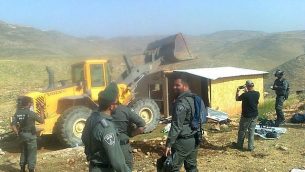 عناصر شرطة حرس الحدود يقفون أمام مبنى في بؤرة ماعوز إستر غير القانونية في وسط الضفة الغربية، 30 أبريل، 2019.  (Hilltop Youth L'hakeer Mekarov/Facebook)