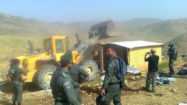 عناصر شرطة حرس الحدود يقفون أمام مبنى في بؤرة ماعوز إستر غير القانونية في وسط الضفة الغربية، 30 أبريل، 2019.  (Hilltop Youth L'hakeer Mekarov/Facebook)