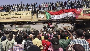 تجمع لمتظاهرون بالقرب من المقر العسكري، 9 أبريل 2019، في العاصمة الخرطوم ، السودان. (AP)