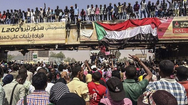 تجمع لمتظاهرون بالقرب من المقر العسكري، 9 أبريل 2019، في العاصمة الخرطوم ، السودان. (AP)