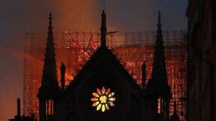 صورة توضيحية: الدخان والنيران تتصاعد من كاتدرائية نوتردام في باريس، 15 ابريل 2019 (AP Photo/Thibault Camus)