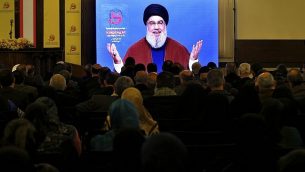 مناصري منظمة ’حزب الله’ اللبنانية المدعومة من إيران يصغون إلى خطاب الأمين العامة للمنظمة، حسن نصر الله، عبر الفيديو، في الضاحية الجنوبية لبيروت، لبنان، 8 مارس، 2019. (AP Photo/Bilal Hussein)