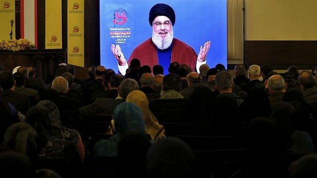 مناصري منظمة ’حزب الله’ اللبنانية المدعومة من إيران يصغون إلى خطاب الأمين العامة للمنظمة، حسن نصر الله، عبر الفيديو، في الضاحية الجنوبية لبيروت، لبنان، 8 مارس، 2019. (AP Photo/Bilal Hussein)