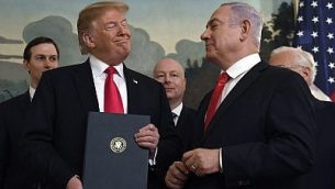 الرئيس الأمريكي دونالد ترامب ورئيس الوزراء الإسرائيلي بنيامين نتنياهو، من يمين الصورة، بعد التوقيع على اعتراف رسمي بالسيادة الإسرائيلية على هضبة الجولان في غرفة استقبال الدبلوماسيين في البيت الأبيض، واشنطن، الأربعاء، 25 مارس، 2019.  (AP Photo/Susan Walsh)