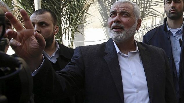 رئيس المكتب السياسي لحركة حماس يقوم بجولة في موقع مبنى مدمر، في مدينة غزة، 27 مارس، 2019. (AP Photo/Adel Hana) رئيس المكتب السياسي لحركة حماس يقوم بجولة في موقع مبنى مدمر، في مدينة غزة، 27 مارس، 2019. (AP Photo/Adel Hana)
