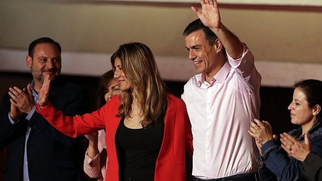 رئيس الوزراء الإسباني ومرشح الحزب الاشتراكي، بدرو شانشيز، يقف مع زوجته ماريا بيغونا غومير لتحية المناصرين الذين اجتمعوا في مقر الحزب في مدريد بانتظار نتائج الانتخابات العامة، الأحد، 29 أبريل، 2019.  (AP Photo/Andrea Comas)