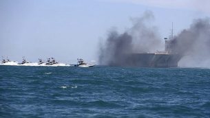 في هذه الصورة التي نشرتها وكالة ’فارس’ الإيرانية شبه الرسمية للأنباء يوم الأربعاء، 25 فبراير، 2015، تظهر قوارب سريعة للحرس الثوري الإيراني وهي تقوم بمهاجمة مجسم لحاملة طائرات أمريكية خلال مناورات عسكرية واسعة النطاق بالقرب من مدخل الخليج الفارسي، إيران. (AP/Fars News Agency, Hamed Jafarnejad)