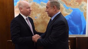 جيسون غرينبلات، من اليسار، يلتقي برئيس الوزراء بنيامين نتنياهو خلال زيارة إلى القدس، 13 مارس، 2017.  (Government Press Office)