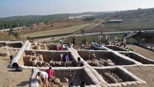 علماء أثار في أعمال تنقيب في مدينة لخيش التوراتية، حيث تم العثور في عام 2014 على نقش أبجدي كنعاني يعود تاريخه إلى القرن ال12 قبل الميلاد.(courtesy of Yossi Garfinkel, Hebrew University)
