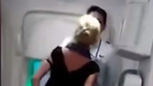 لقطة شاشة من فيديو للناشطة الحقوقية والمحامي القانون الدولي سيمون أوبروين، أثناء مشادة على متن طائرة للخطوط الهندية. (موقع YouTube)