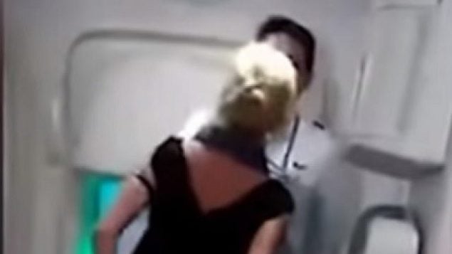 لقطة شاشة من فيديو للناشطة الحقوقية والمحامي القانون الدولي سيمون أوبروين، أثناء مشادة على متن طائرة للخطوط الهندية. (موقع YouTube)