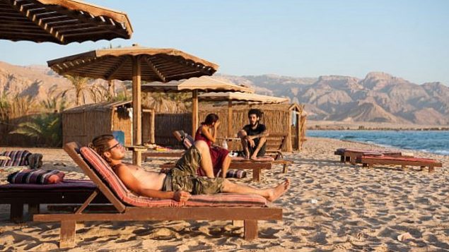 إسرائيليون يتمتعون بعطلتهم على شاطئ Paradis Sweir الواقع على ضفاف البحر الأحمر في جنوب سيناء، مصر، خلال عيد السوكوت اليهودي، 15 أكتوبر، 2016. (Johanna Geron/FLASH90) إسرائيليون يتمتعون بعطلتهم على شاطئ Paradis Sweir الواقع على ضفاف البحر الأحمر في جنوب سيناء، مصر، خلال عيد السوكوت اليهودي، 15 أكتوبر، 2016. (Johanna Geron/FLASH90)