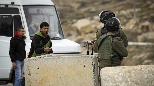 صورة توضيحية: ضباط شرطة الحدود عند نقطة تفتيش بالضفة الغربية، يناير 2017. (Wisam Hashlamoun/Flash90)