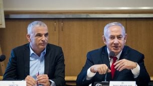 رئيس الوزراء بنيامين نتنياهو (يمين) ووزير المالية موشيه كحلون في القدس في 11 مارس 2019. (Aharon Krohn/Flash90)