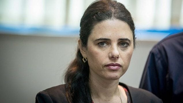 وزيرة العدل أييليت شاكيد تستلم التقرير السنوي لمراقب الدولة في وزارة العدل بالقدس، 24 مارس، 2019.  (Yonatan Sindel/Flash90)