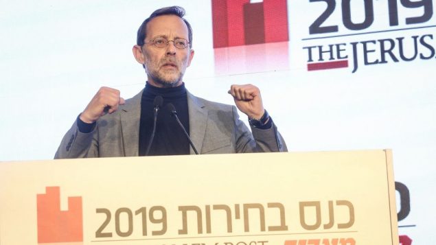 رئيس حزب زيهوت موشيه فيغلين يتحدث خلال مؤتمر لصحفيتي "معاريف" و"جيروزاليم بوست"، في تل ابيب، 3 ابريل 2019 (Marc Israel Sellem/POOL)