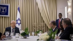 ممثلو حزب الليكود يلتقون برئيس الدولة رؤوفين ريفلين في مقر إقامته في القدس في 15 أبريل، 2019 مع بدء ريفلين مشاوراته مع قادة الاحزاب السياسية لاتخاذ قرار حول هوية المرشح الذي سيسند إليه مهمة تشكيل حكومة جديدة.  (Yonatan Sindel/Flash90)