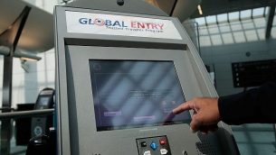 يشرح ضابط من الجمارك وحماية الحدود الأمريكية إستخدام كشكا جديدا يعالج الوصول في مطار نيوارك الدولي في نيويورك، نيو جيرسي، 24 أغسطس 2009. (Chris Hondros/Getty Images via JTA)