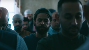 يقوم رامي يوسف ببطولة "رامي"، وهو المسلسل الذي يتم بثه الآن على هولو. (لقطة شاشة من YouTube / عبر JTA)