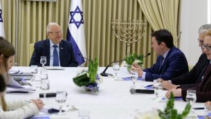 اعضاء حزب ’يسرائيل بيتينو’ يتلقون بالرئيس رؤوفن ريفلين في منزل الرئيس في القدس، 16 ابريل 2019 (Mark Neiman/GPO