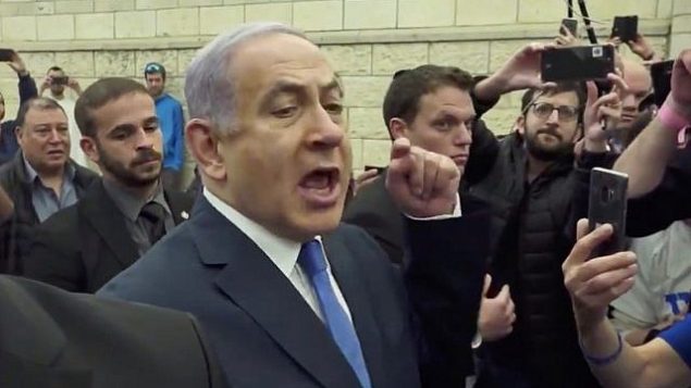 رئيس الوزراء بنيامين نتنياهو يتحدث إلى داعمي حزب الليكود في مقر إقامته الرسمي في القدس في 5 أبريل 2019. (لقطة شاشة: Twitter)