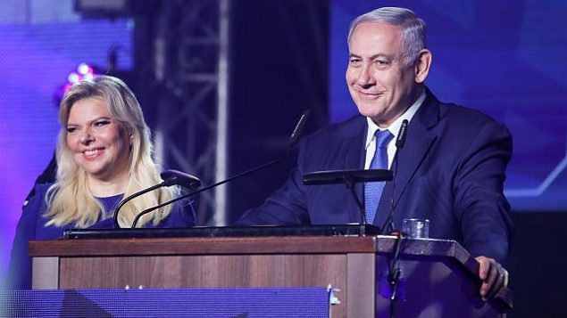 رئيس الوزراء بنيامين نتنياهو وزوجته سارة في حدث احتفالي لحزب الليكود في القدس، 16 أبريل، 2019. (Hadas Parush/Flash90)