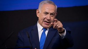 رئيس الوزراء بنيامين نتنياهو يخاطب داعميه بعد الاعلان عن نتائج الانتخابات في تل ابيب، 9 ابريل 2019 (Yonatan Sindel/Flash90)