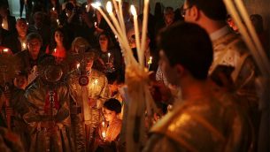 مسيحيون أرثوذكس في قداس احتفالي بمناسبة عيد الفصح في كنيسة القديس بروفيريوس في مدينة غزة، 15 أبريل، 2017.  (AP Photo/Adel Hana)