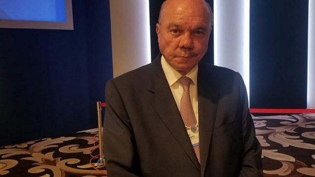 رئيس مجلس الأعيان الأردني فيصل الفايز على هامش منتدى الاقتصاد العلمي في البحر الميت، 6 مارس، 2019.  (Adam Rasgon/Times of Israel)