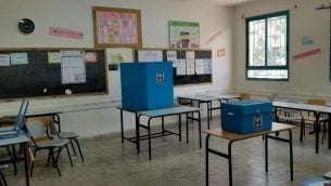 صندوق اقتراع في اكسال، القرية العربية المجاورة للناصرة، 9 ابريل 2019 (Adam Rasgon/Times of Israel)