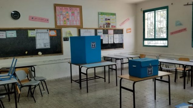 صندوق اقتراع في اكسال، القرية العربية المجاورة للناصرة، 9 ابريل 2019 (Adam Rasgon/Times of Israel)