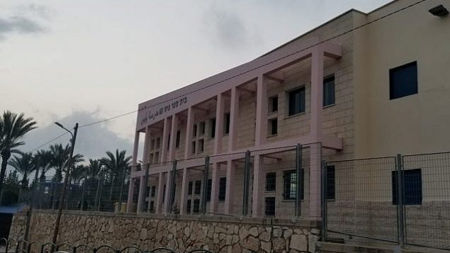 مدرسة ابن سينا ​​في طمرة في 9 أبريل 2019. (Adam Rasgon/Times of Israel)