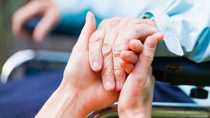 صورة توضيحية لمريض مصاب بمرض الشلل الإرتعاشي (Obencem ؛ iStock by Getty Images)